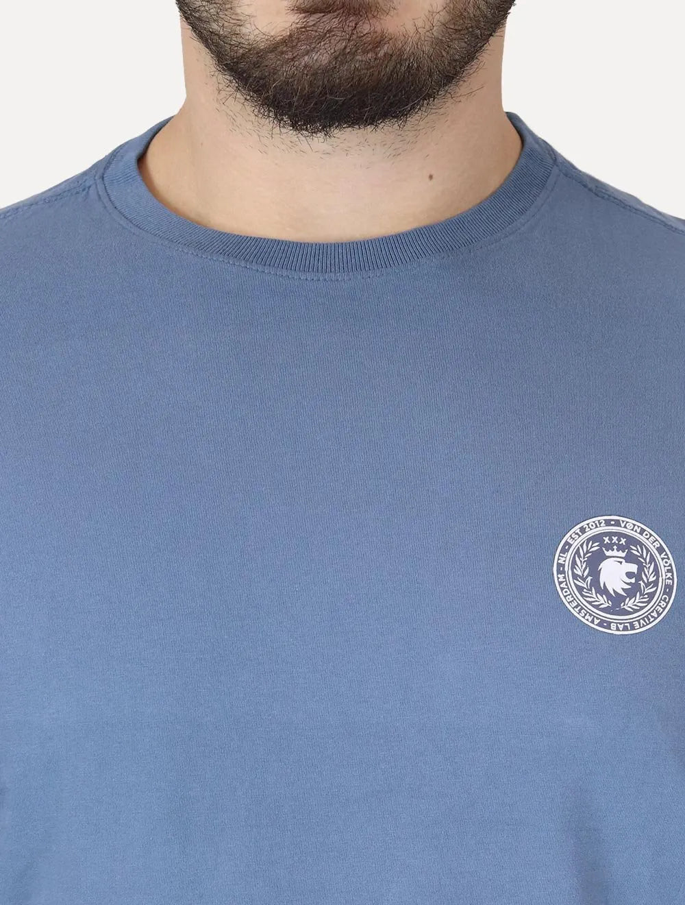 Camiseta Von der Volke Masculina Origineel Badge Lion Azul Médio