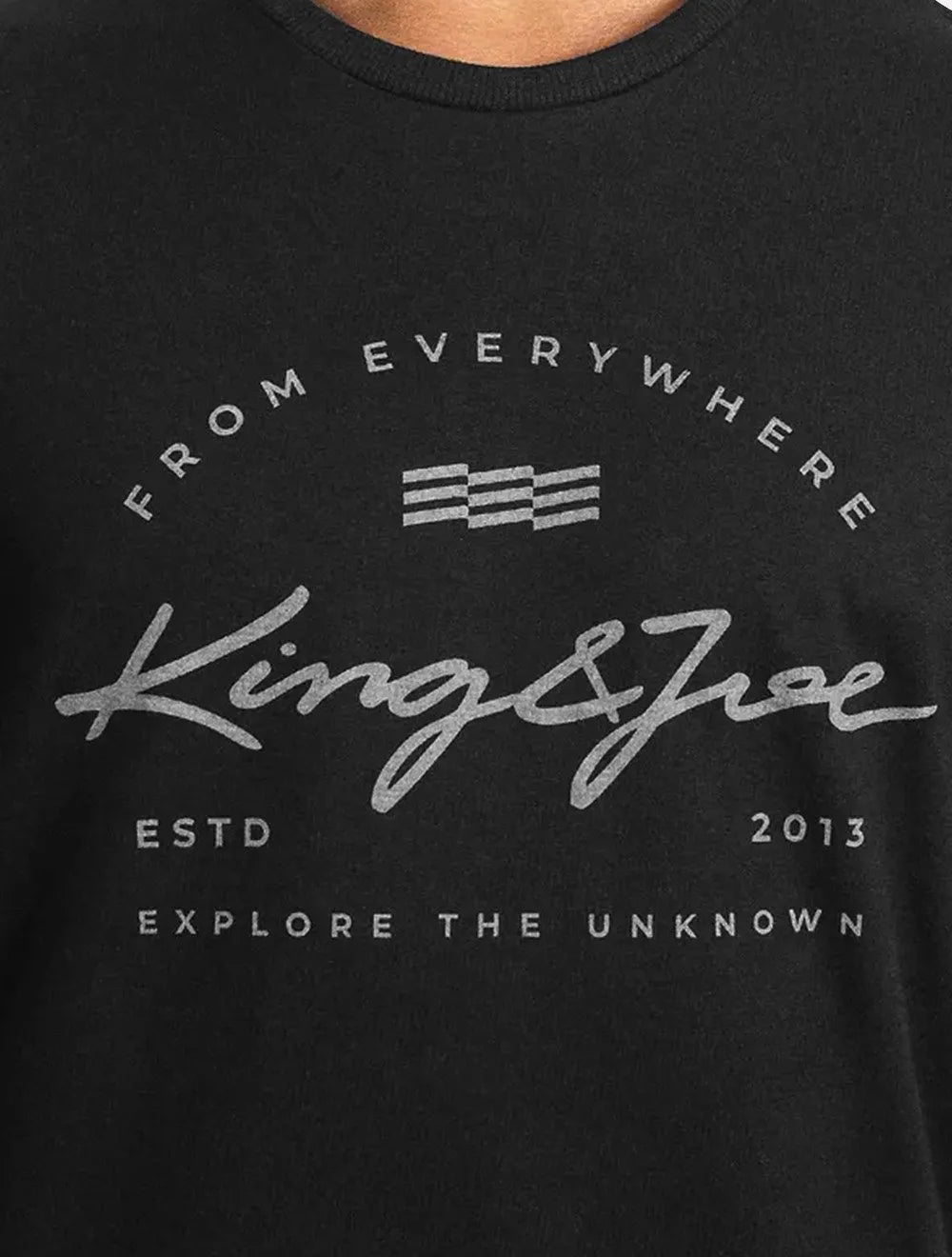 Camiseta King & Joe Masculina Estampada Explore The Preta
