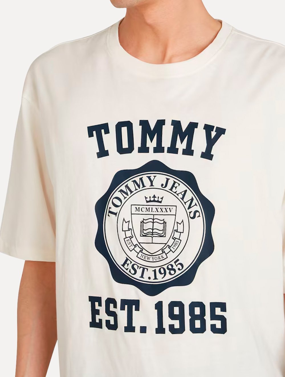 Camiseta Tommy Jeans Masculina Oversized Varsity Badge Off-White