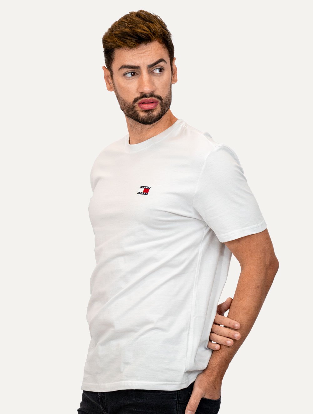 Camiseta Tommy Jeans Masculina Regular Med Flag Badge Branca