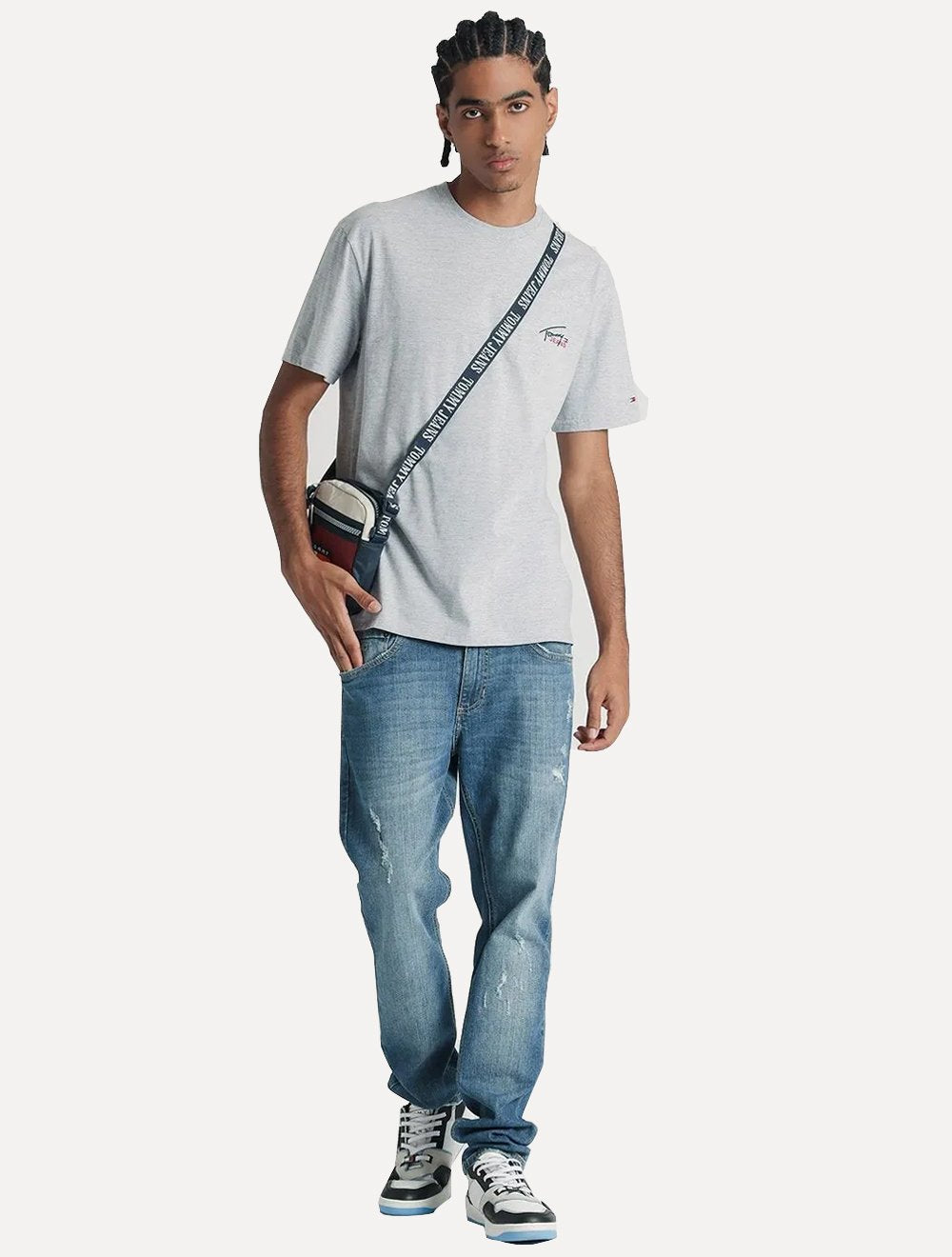 Camiseta Tommy Jeans Masculina Regular Classic Smal Flag Cinza Mescla