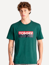 Camiseta Tommy Jeans Masculina Regular Entire Logo Verde Escuro