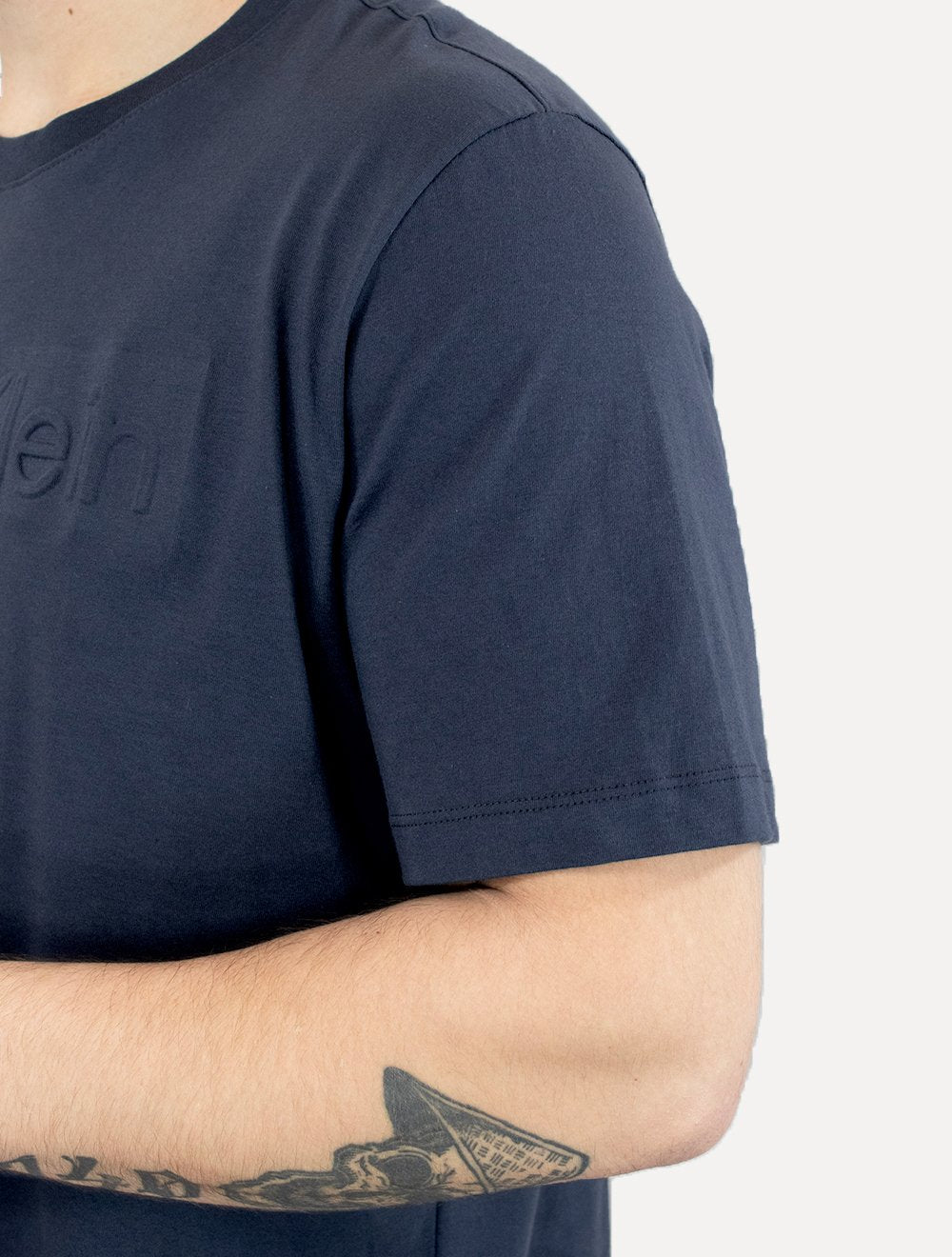 Camiseta Calvin Klein Masculina CK Embossing Azul Marinho