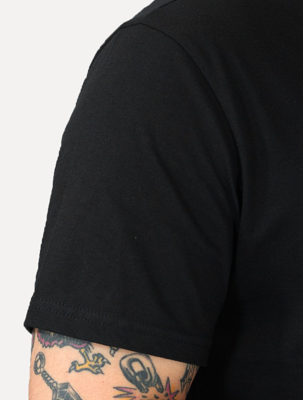 Camiseta Tommy Jeans Masculina Embroidered Signature Center Preta