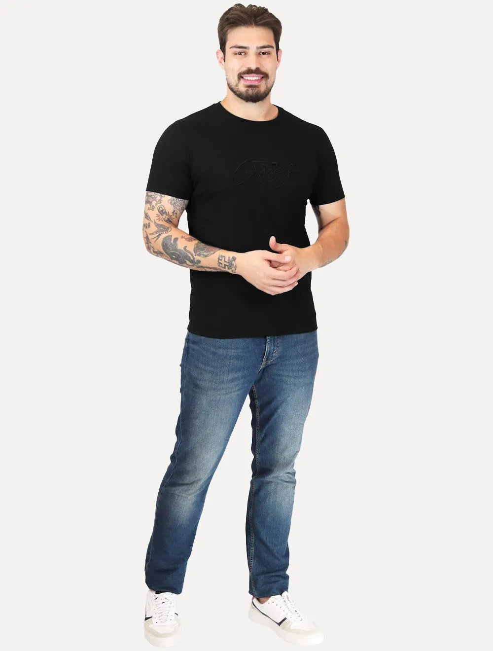 Camiseta Guess Masculina Signature Logo Triangle Preta