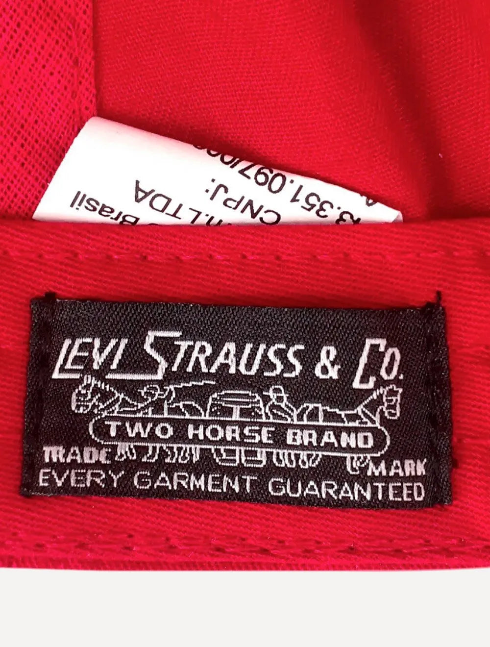 Boné Levis Curved Visor New Batwing Cap Vermelho