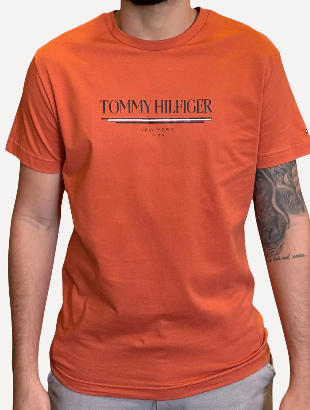Camiseta Tommy Hilfiger Masculina Brand Love Big Laranja Escuro