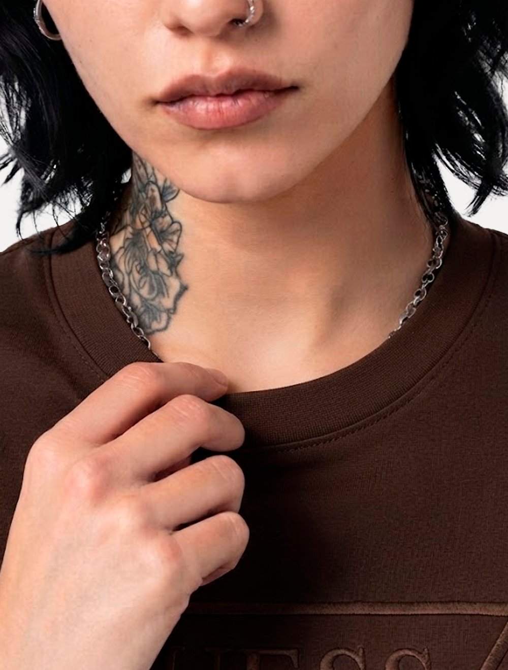 Camiseta Guess Feminina Bust Embroidery Logo Marrom Escuro