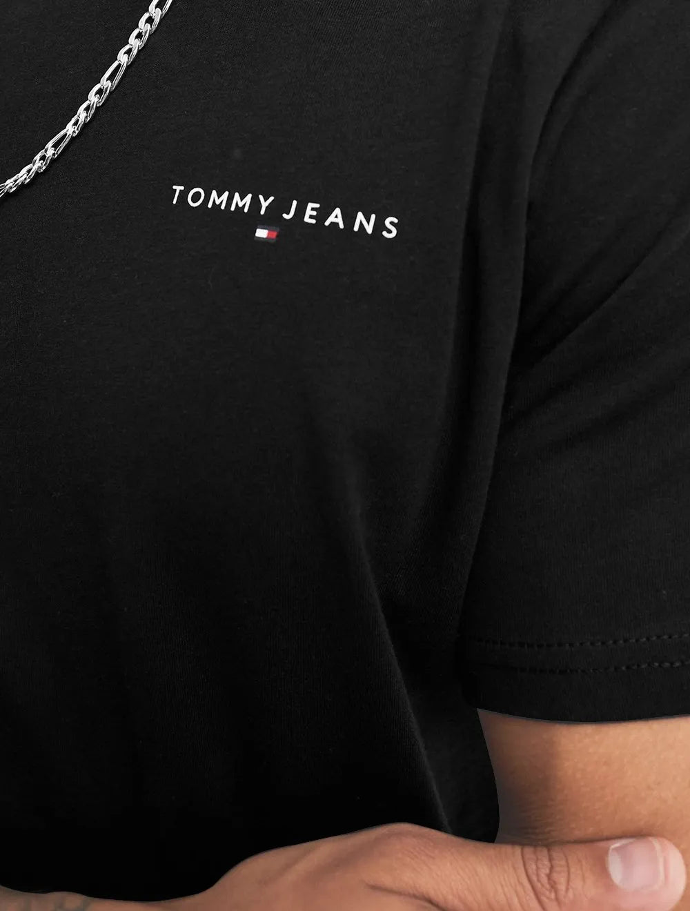 Camiseta Tommy Jeans Masculina Slim Linear Chest Preta