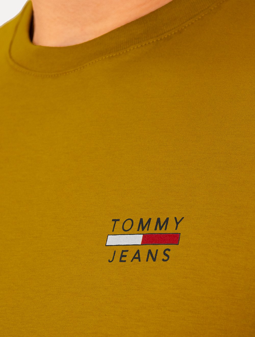 Camiseta Tommy Jeans Masculina Chest Logo Tee Mostarda