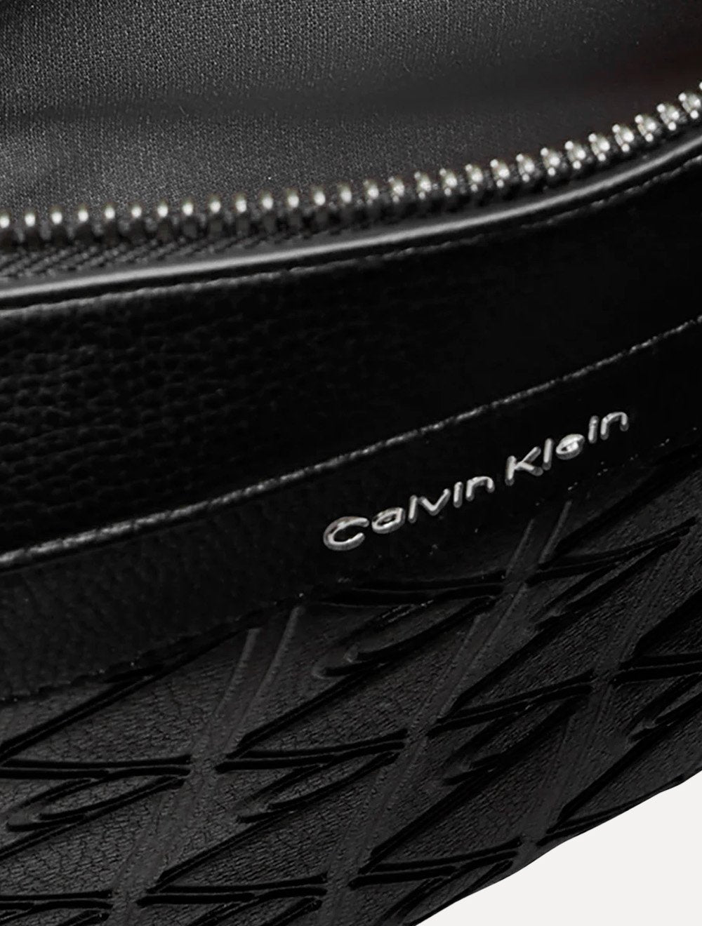 Pasta Calvin Klein Notebook Aop Relevo Transversal PU Preta