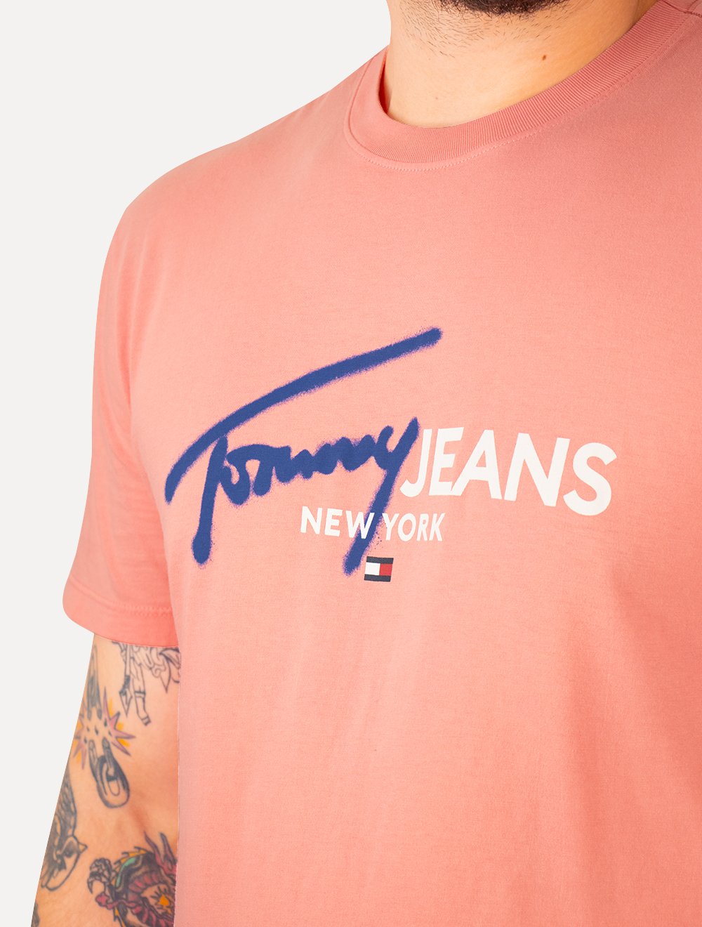 Camiseta Tommy Jeans Masculina Regular Spray Pop Logo Rosa