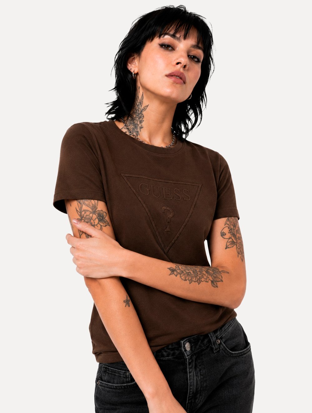 Camiseta Guess Feminina Bust Embroidery Logo Marrom Escuro