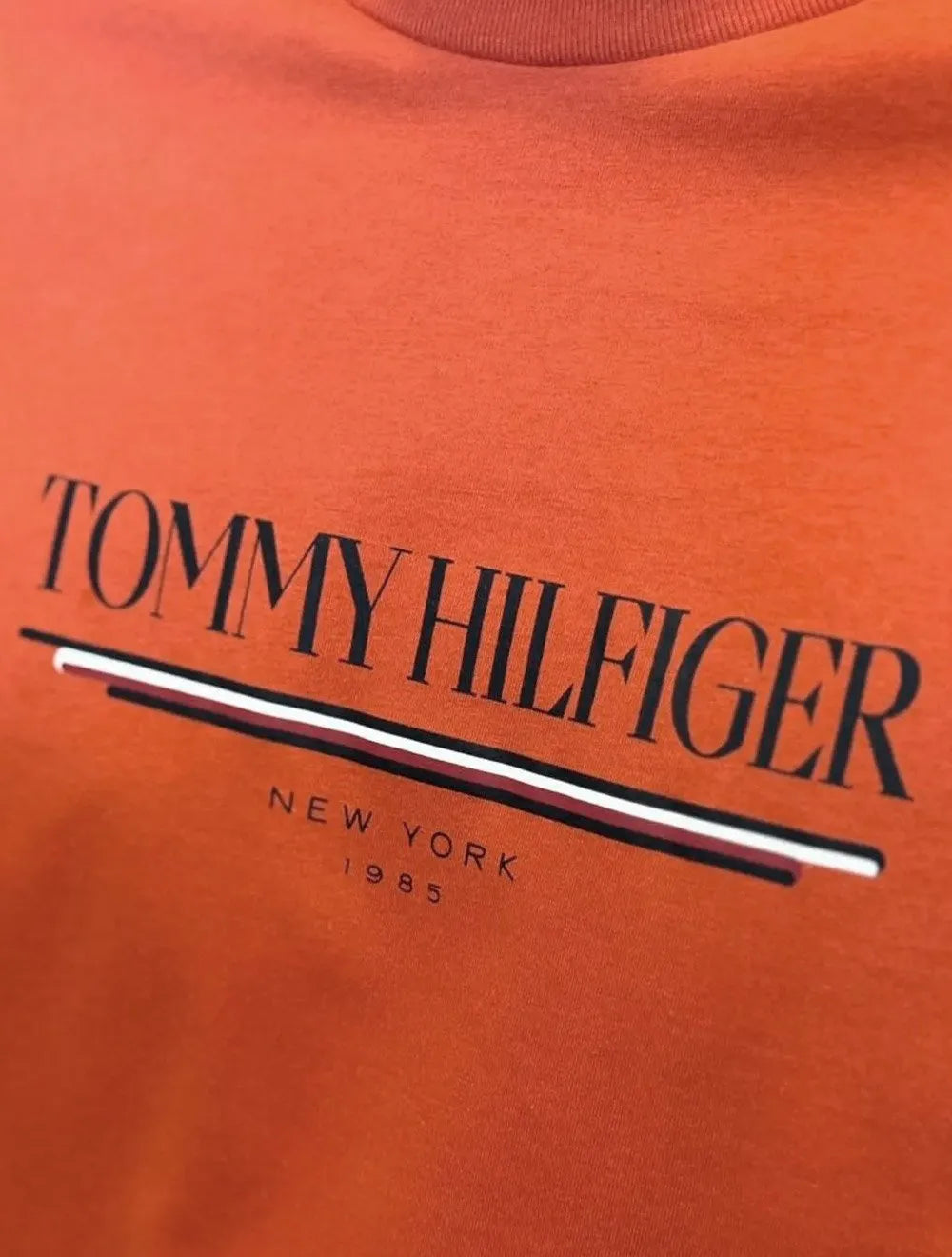 Camiseta Tommy Hilfiger Masculina Brand Love Big Laranja Escuro