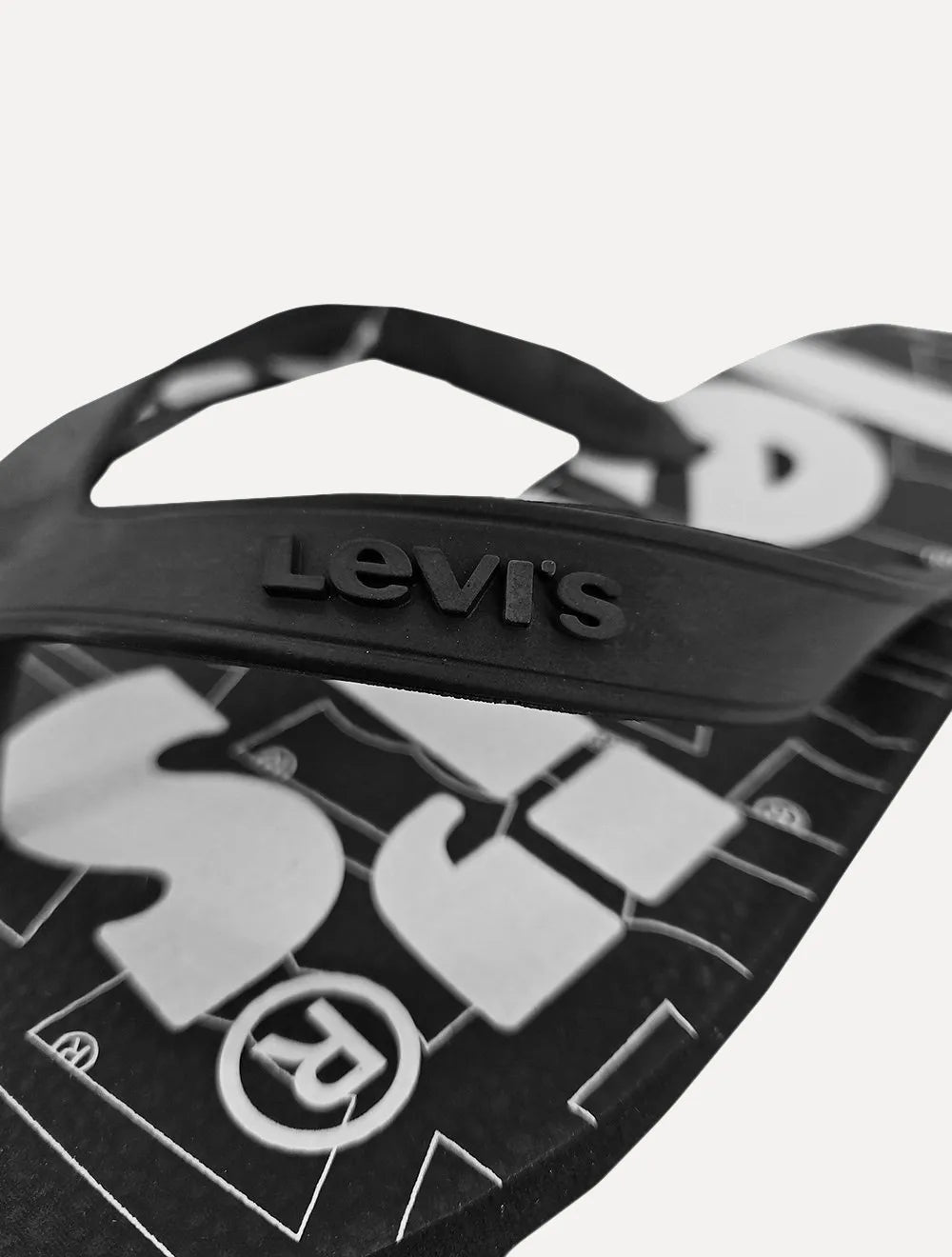 Chinelo Levis Poster Logo Preto