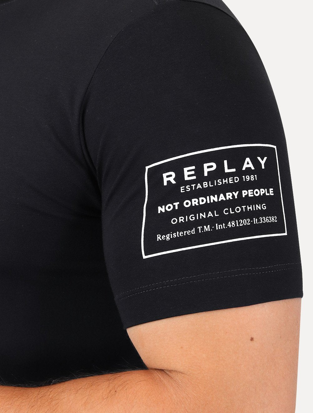 Camiseta Replay Masculina Slim Basic Crewneck Written Lateral Preta