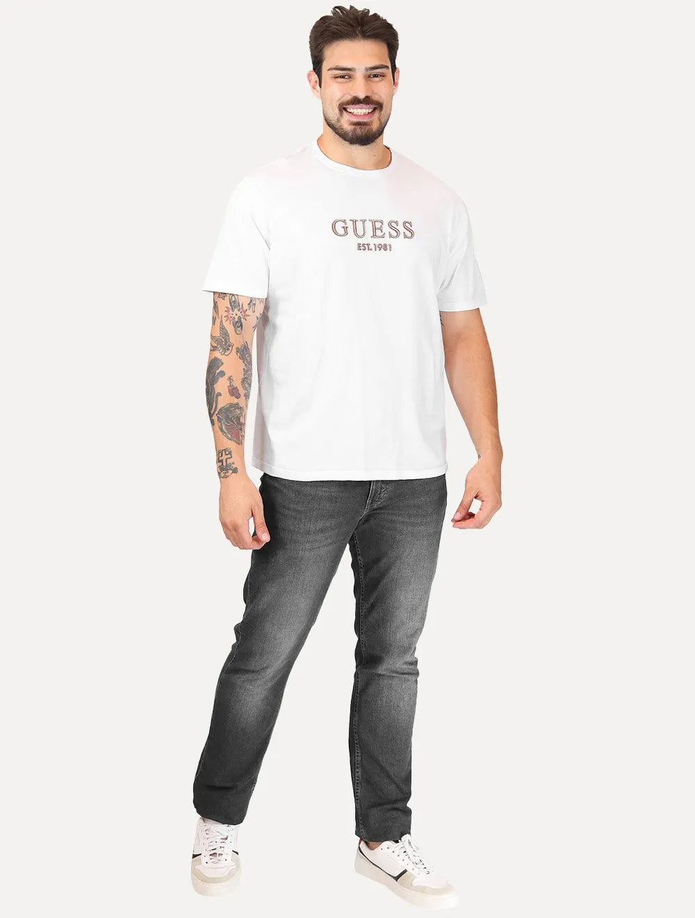 Camiseta Guess Masculina Bordado Peito Logo 1981 Branca