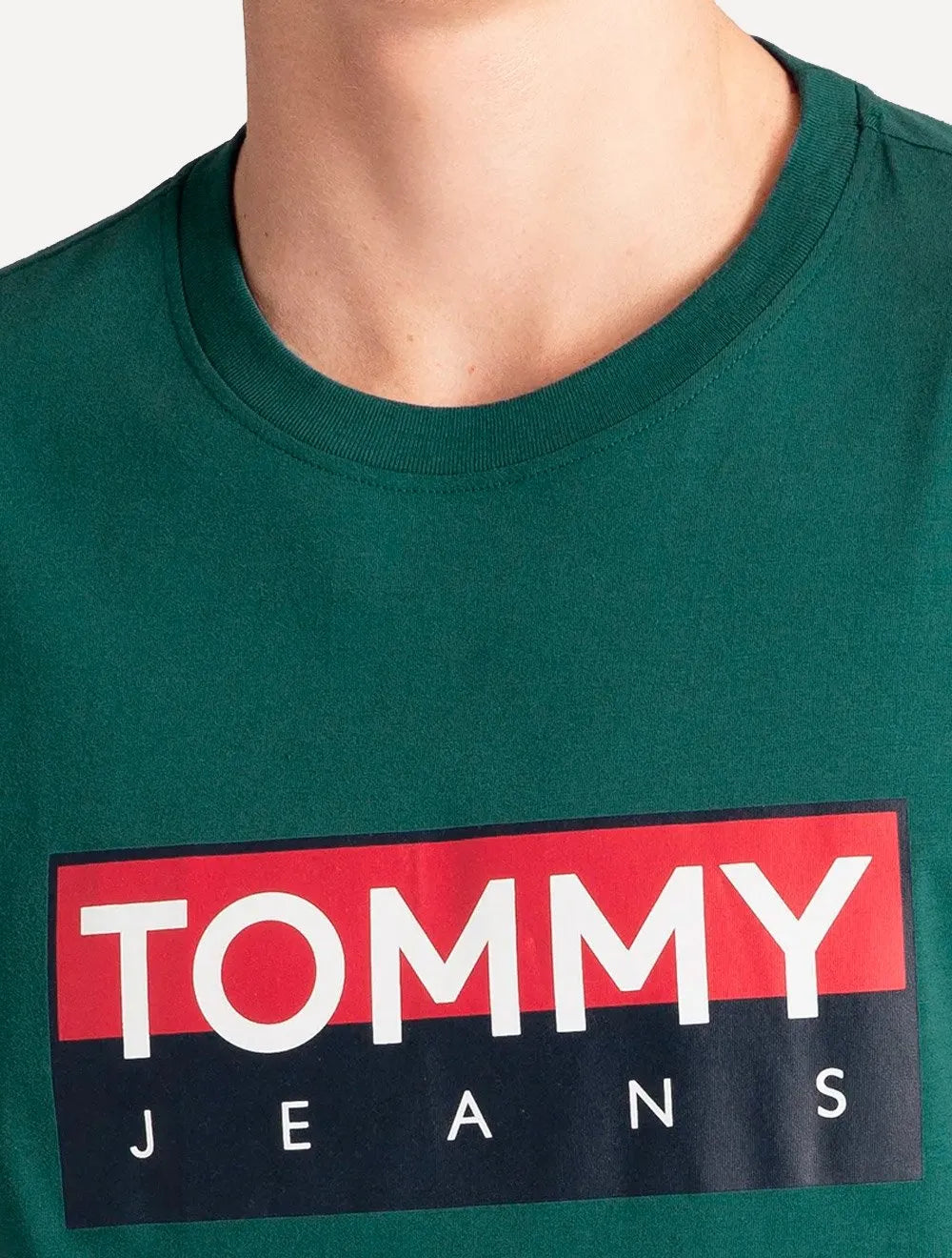 Camiseta Tommy Jeans Masculina Regular Entire Logo Verde Escuro