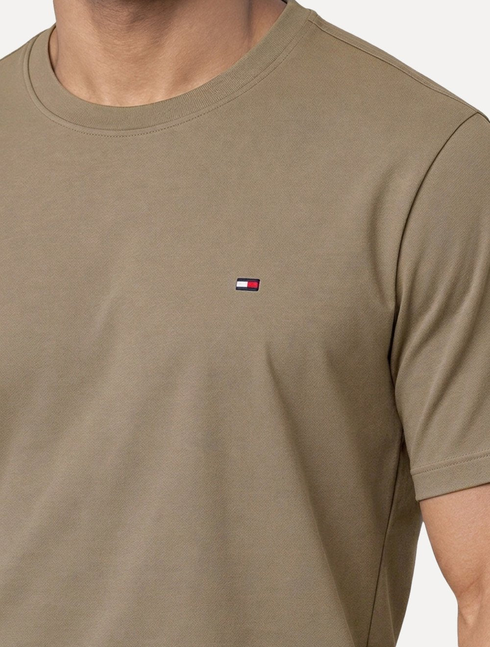 Camiseta Tommy Jeans Masculina Regular C-Neck Flag Marrom Médio