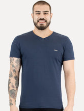 Camiseta Colcci Masculina V-Neck Logo Minimalista Azul Marinho