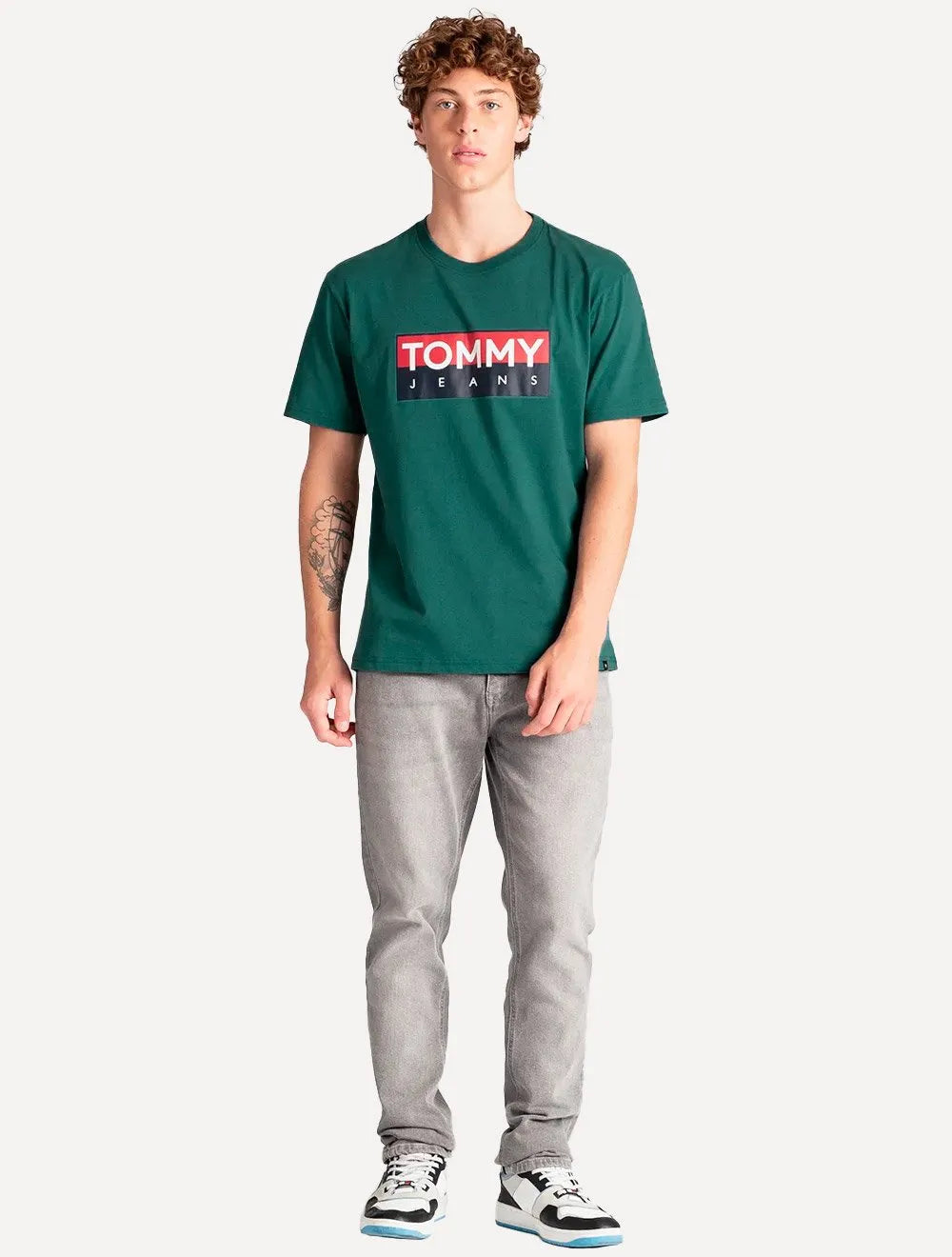 Camiseta Tommy Jeans Masculina Regular Entire Logo Verde Escuro