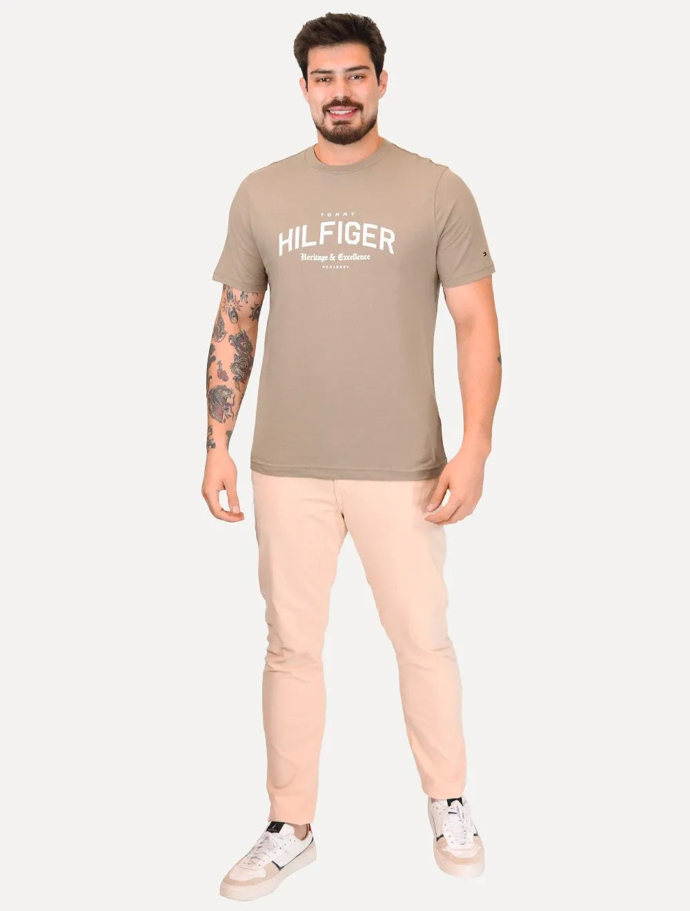 Camiseta Tommy Hilfiger Masculina Regular Logo Arch Marrom Claro