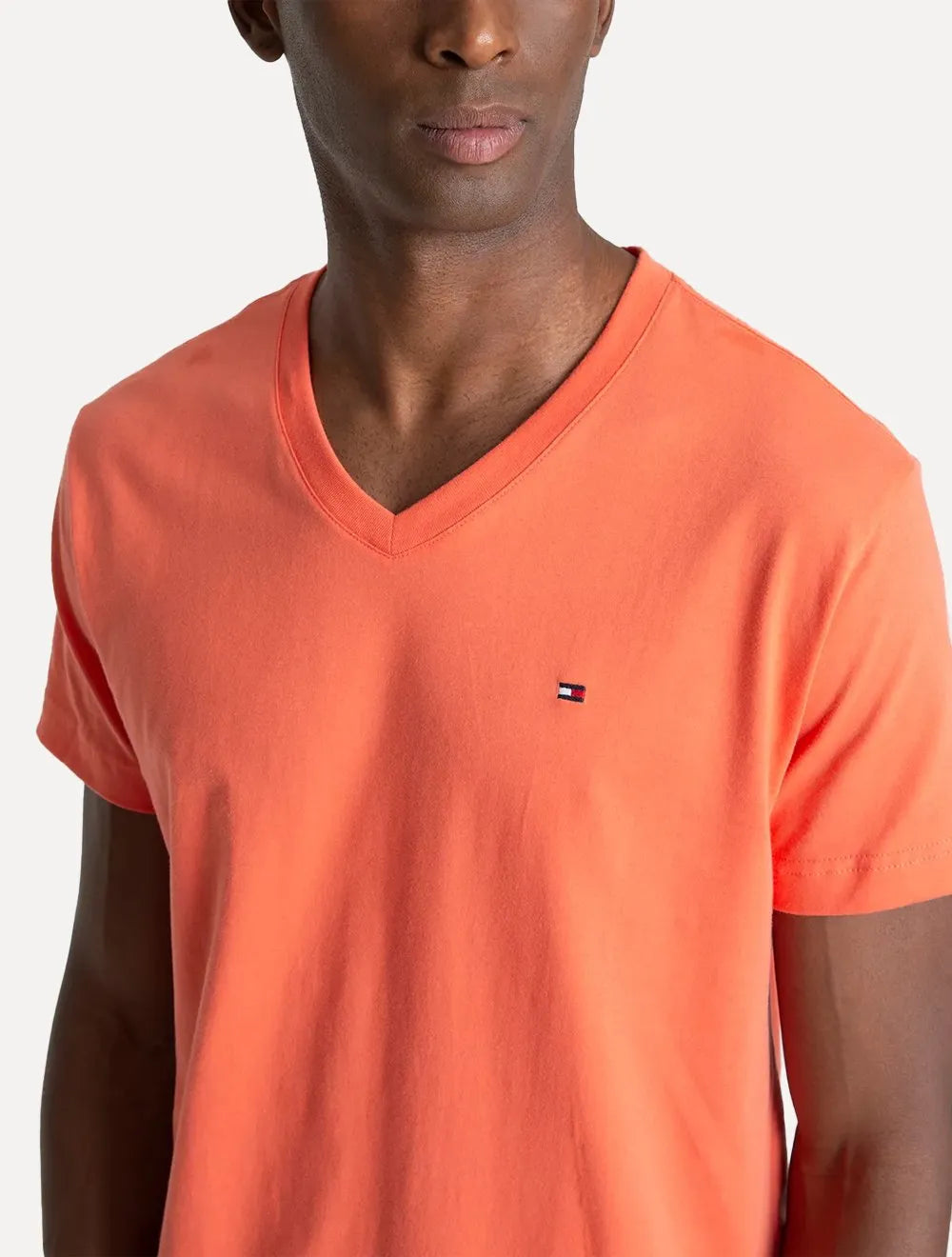 Camiseta Tommy Hilfiger Masculina Essential V-Neck Laranja Coral