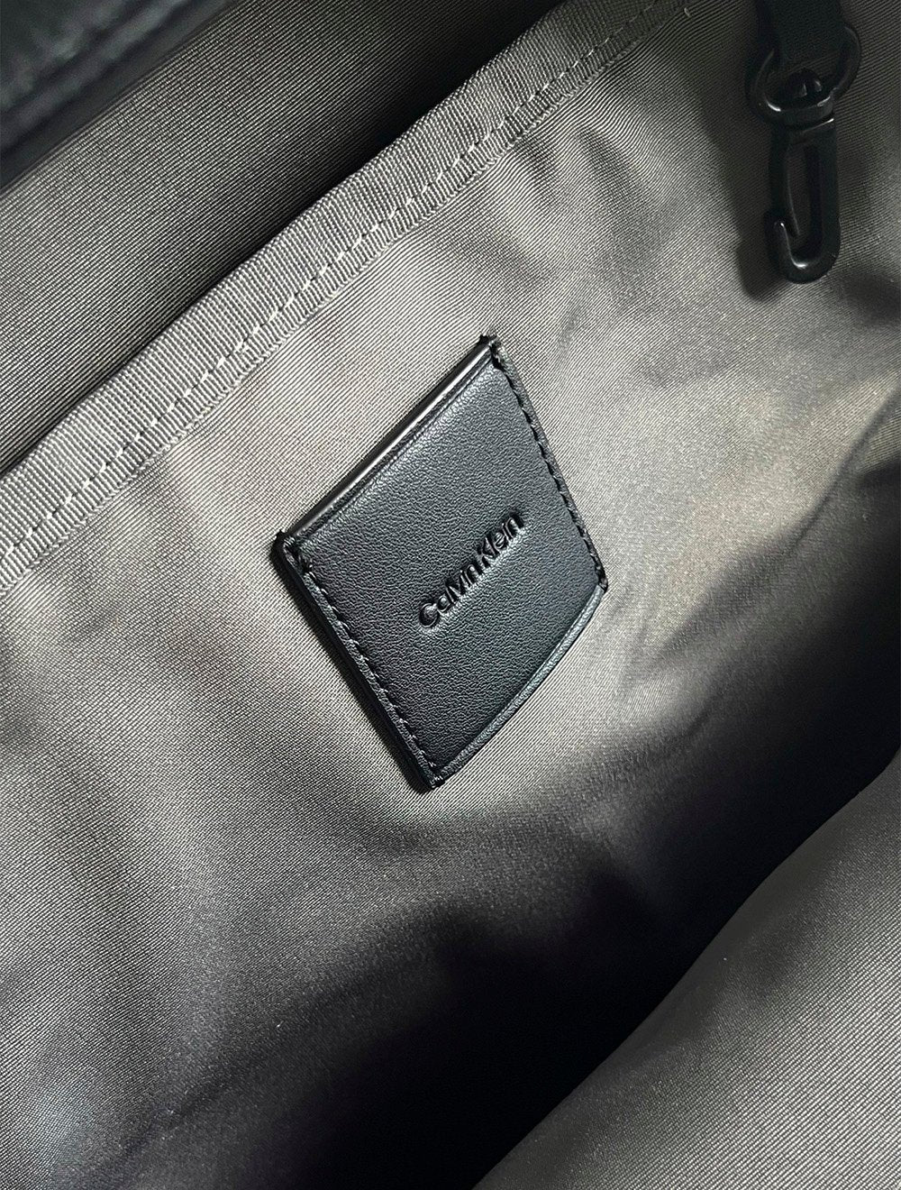 Mochila Calvin Klein Monograma CK Relevo Preta