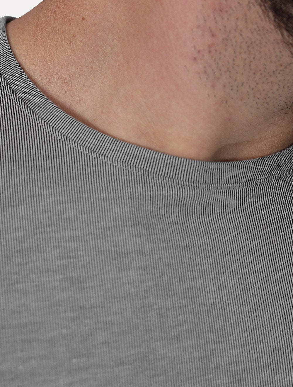 Camiseta Dudalina Masculina Essentials Mini Stripe Vertical Cinza Claro