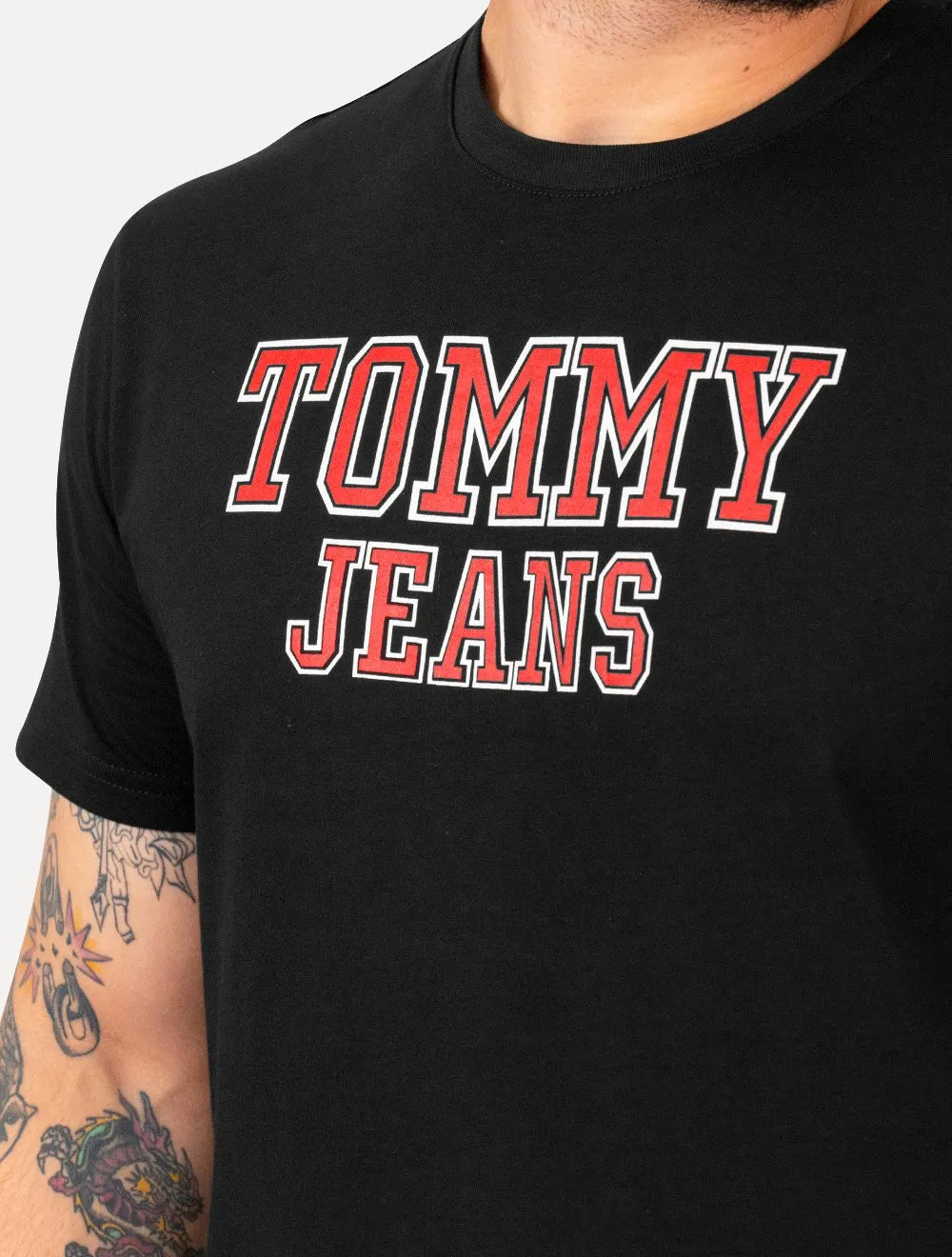 Camiseta Tommy Jeans Masculina Regular College Print Preta