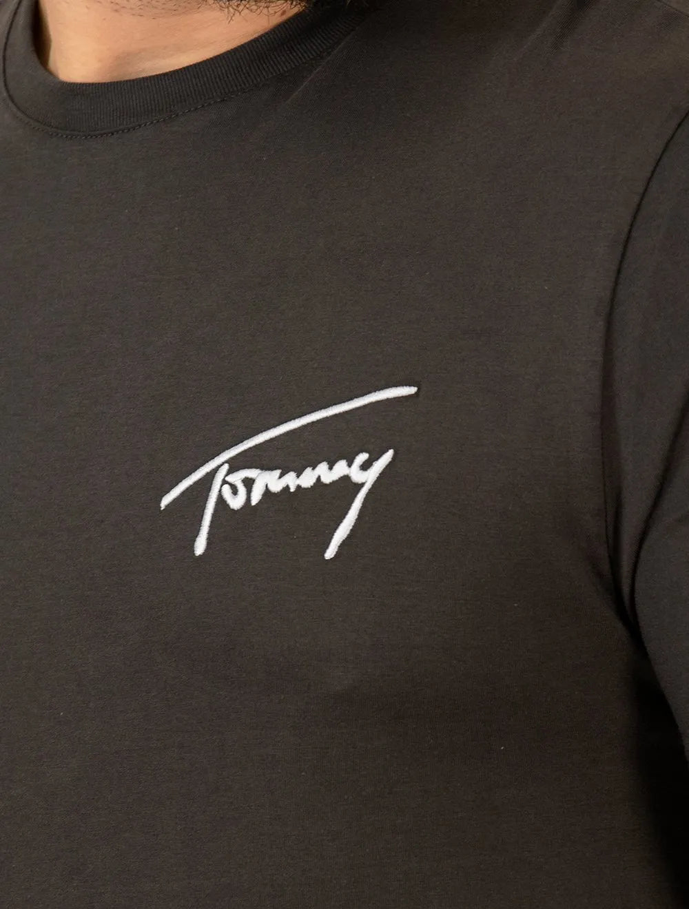Camiseta Tommy Jeans Masculina Embroidered Signature Chumbo
