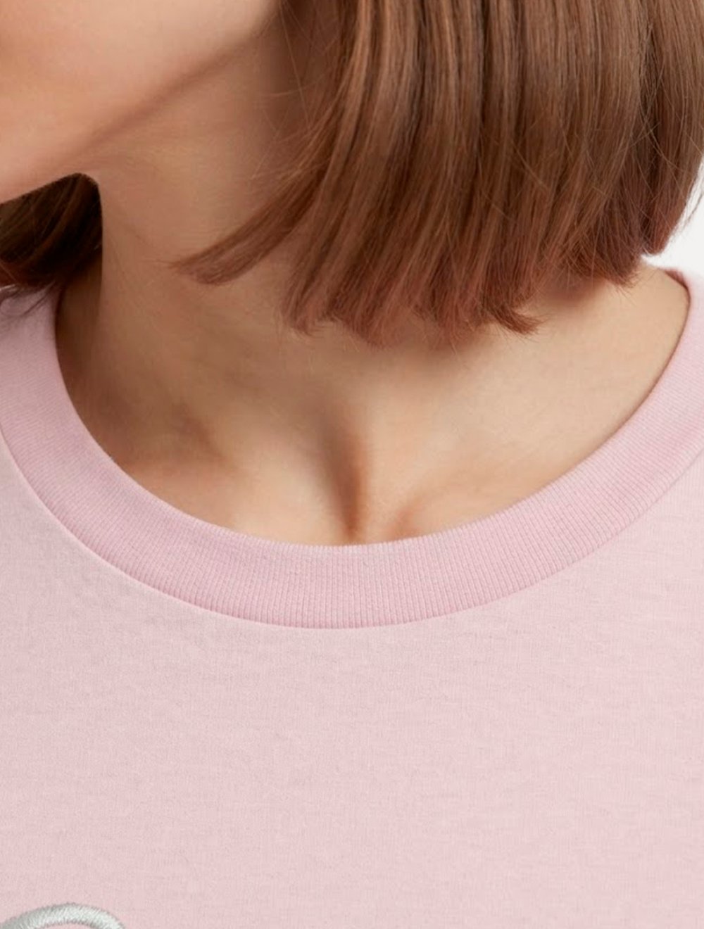 Camiseta Guess Feminina Signature Embroidery Logo Rosa Claro