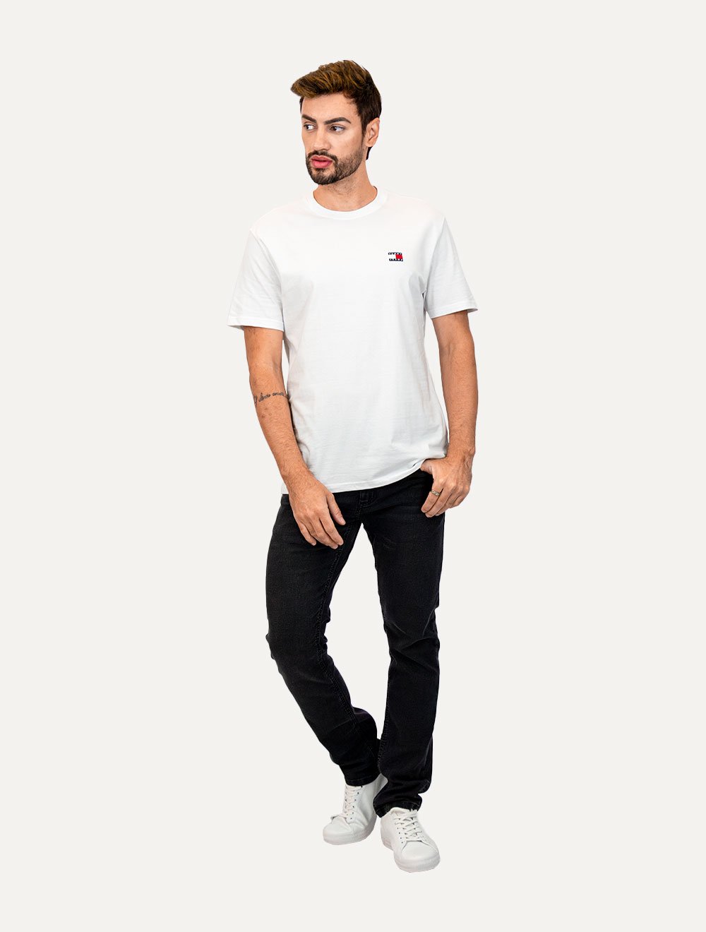 Camiseta Tommy Jeans Masculina Regular Med Flag Badge Branca