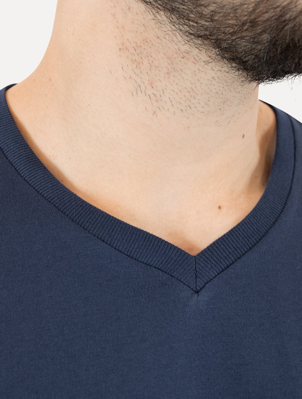 Camiseta Colcci Masculina V-Neck Logo Minimalista Azul Marinho