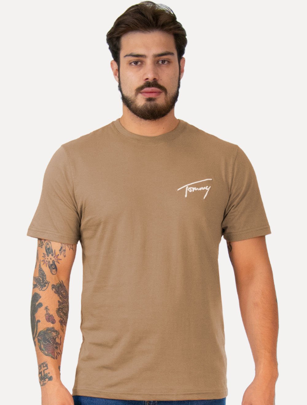 Camiseta Tommy Jeans Masculina Embroidered Signature Cáqui