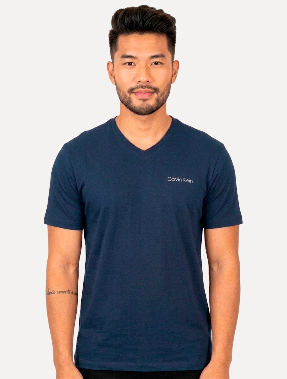 Camiseta Calvin Klein Swimwear Masculina V-Neck Slim Fit Logo Azul Marinho