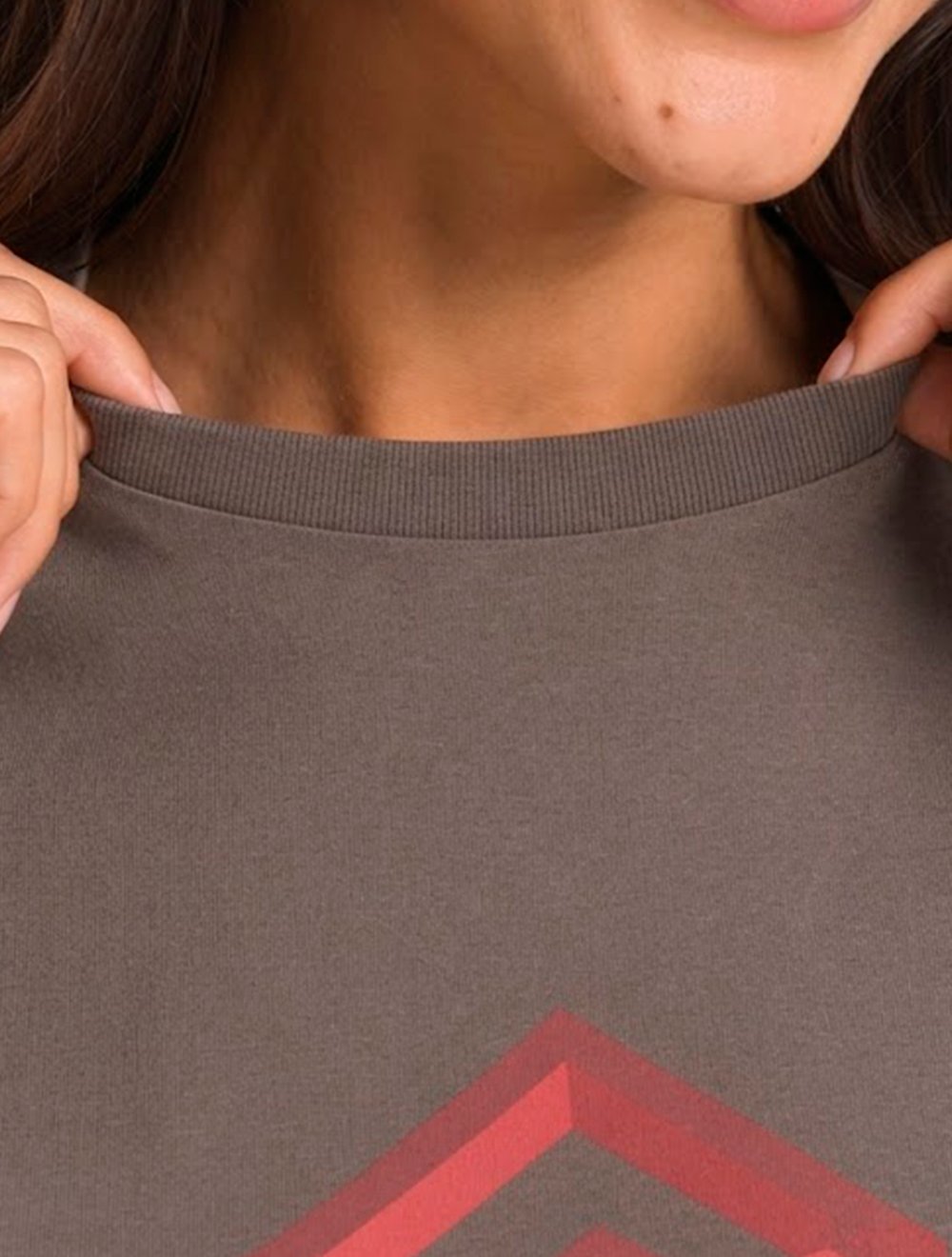 Camiseta Guess Feminina Cube 3D Logo Marrom