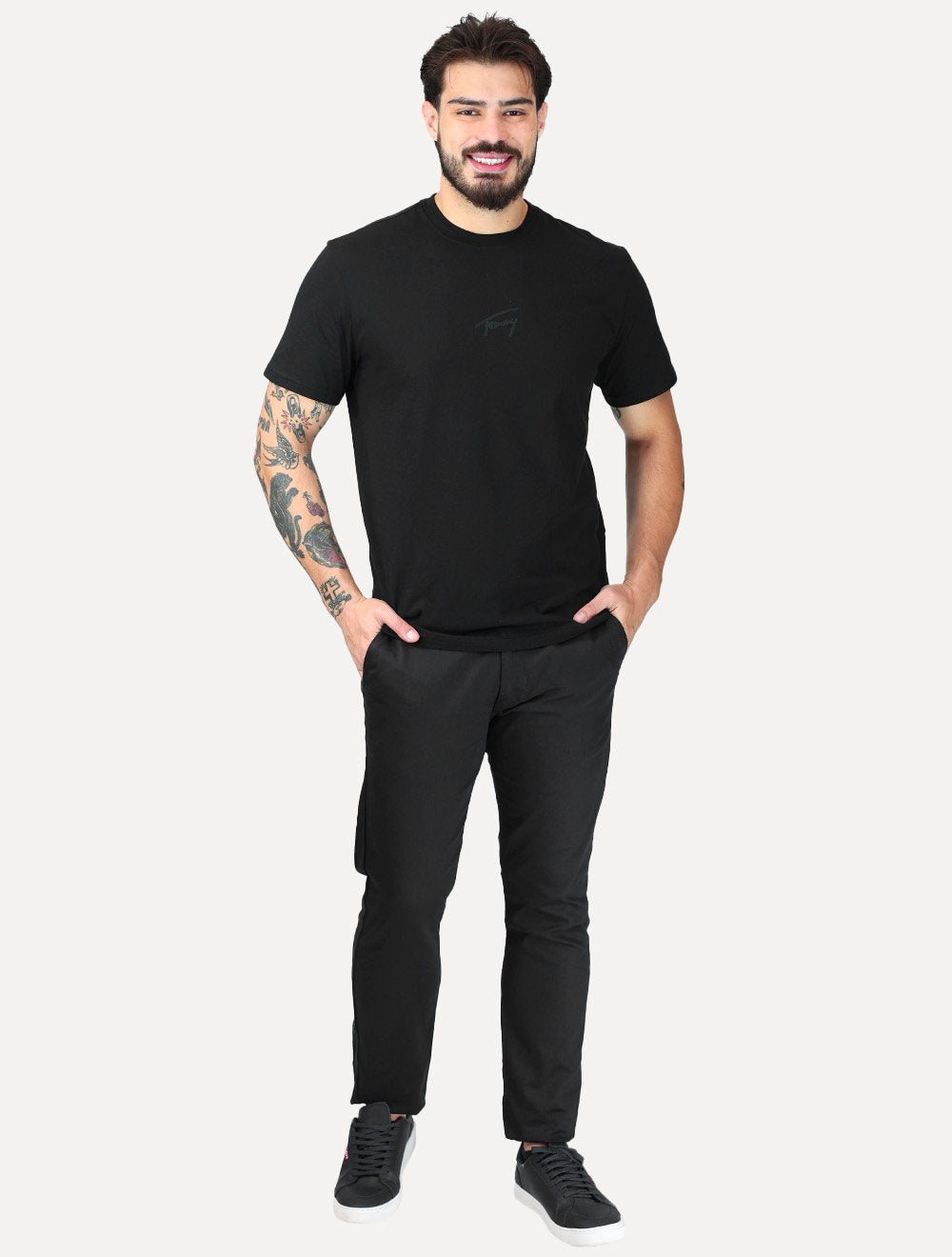 Camiseta Tommy Jeans Masculina Embroidered Signature Center Preta