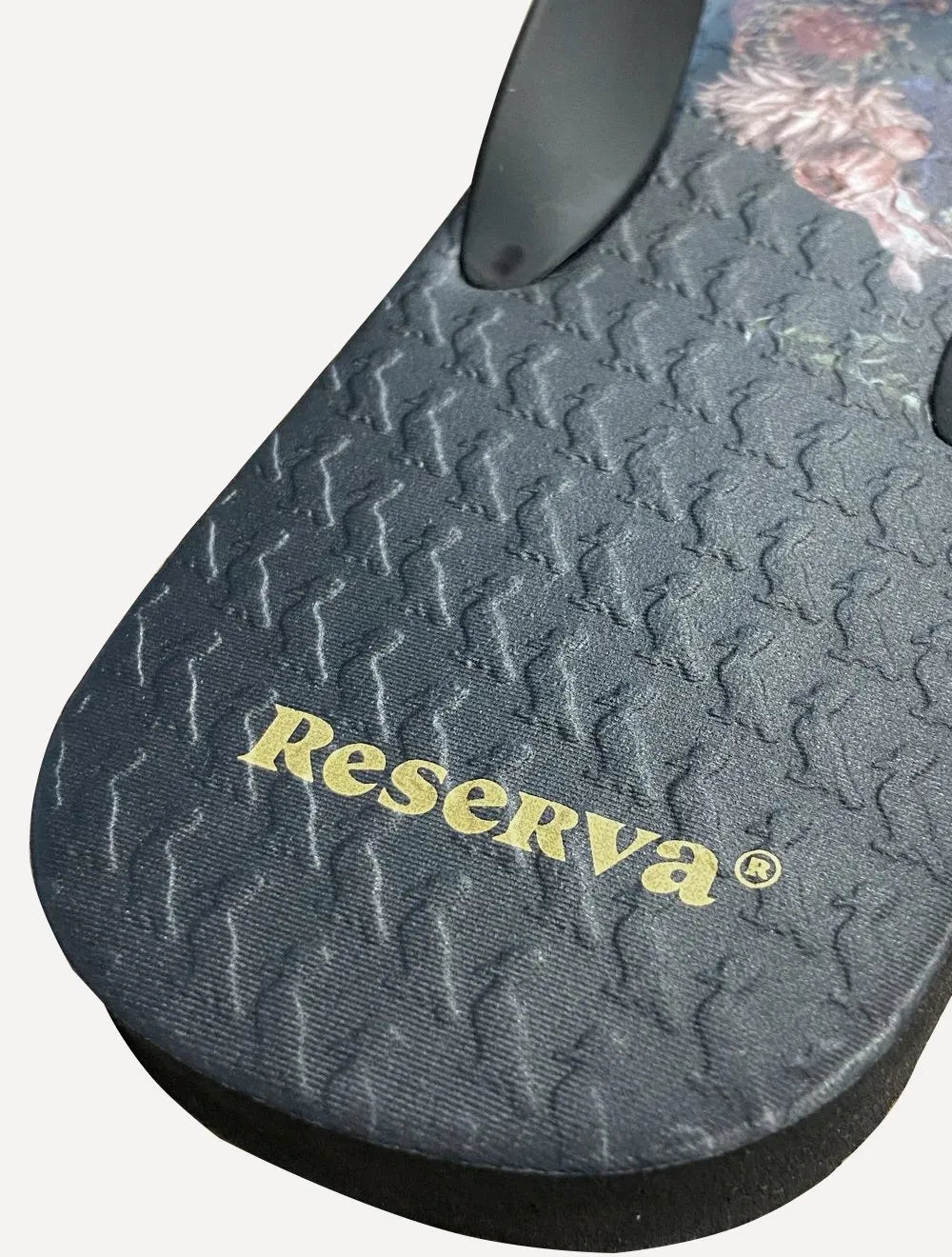 Chinelo Reserva Masculino Pica-Pau Flores Preto