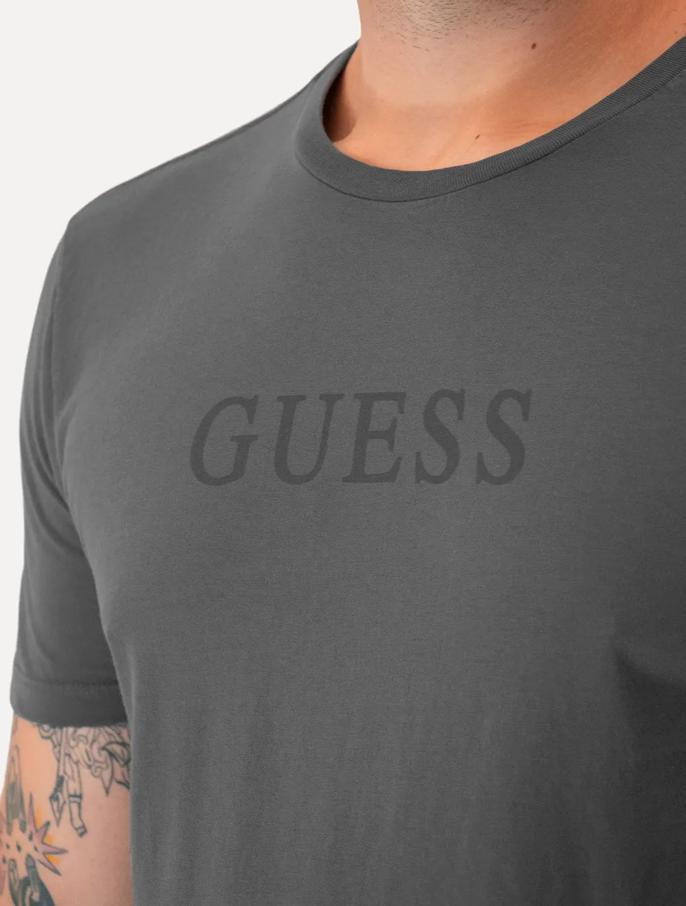 Camiseta Guess Masculina Grey Silk Logo Cinza Escuro