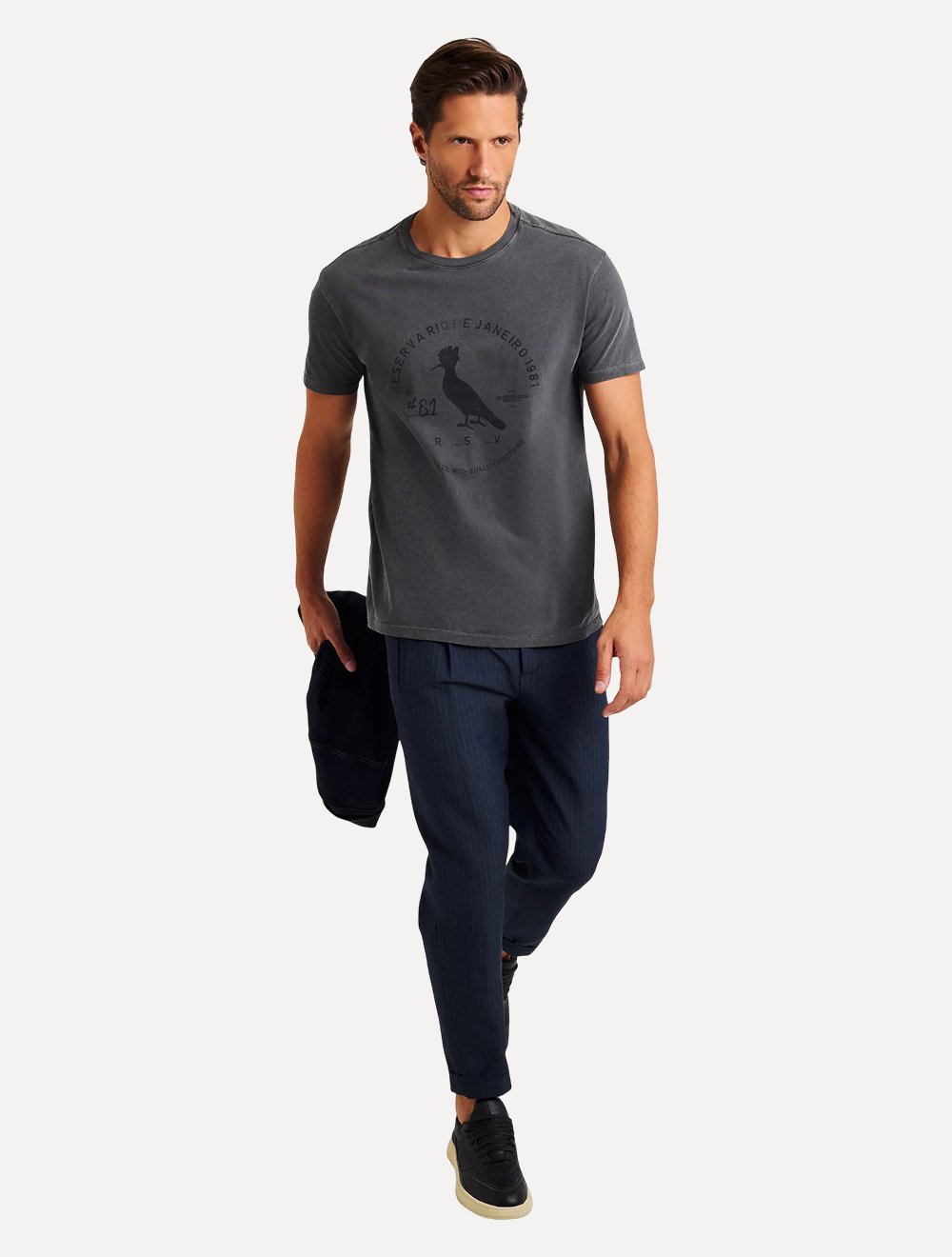 Camiseta Reserva Masculina Carimbo Gaze Stoned Chumbo