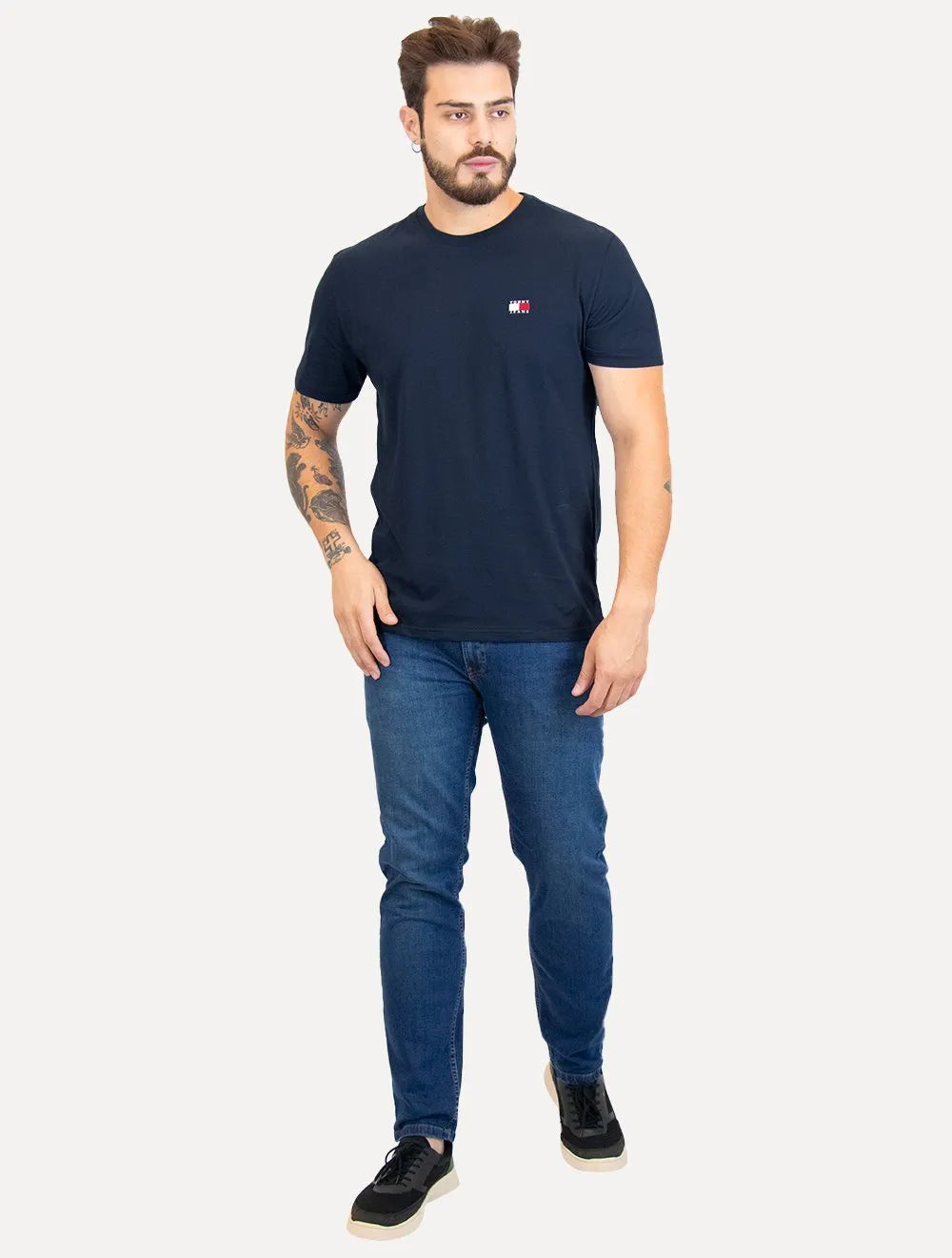 Camiseta Tommy Jeans Masculina Regular Med Flag Badge Azul Marinho