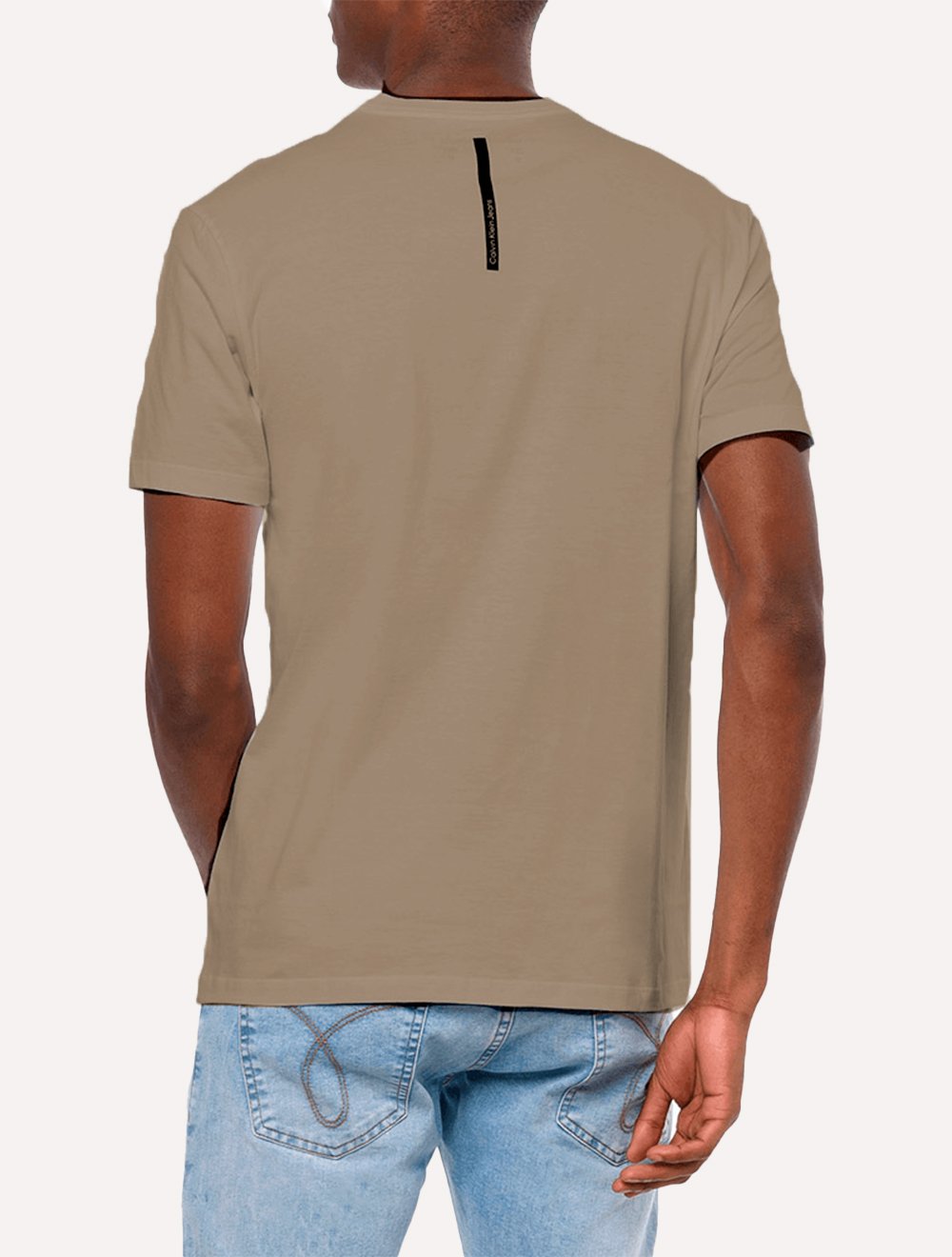 Camiseta Calvin Klein Jeans Dark Omega Logo Caqui Médio