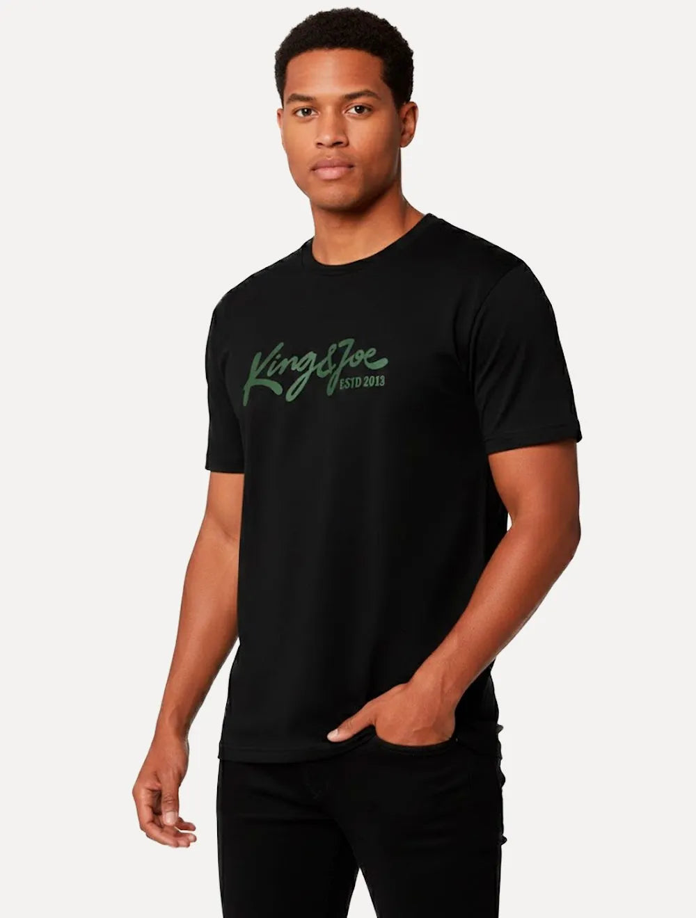 Camiseta King & Joe Premium Maculina Signature Logomania Estd 2013 Preto