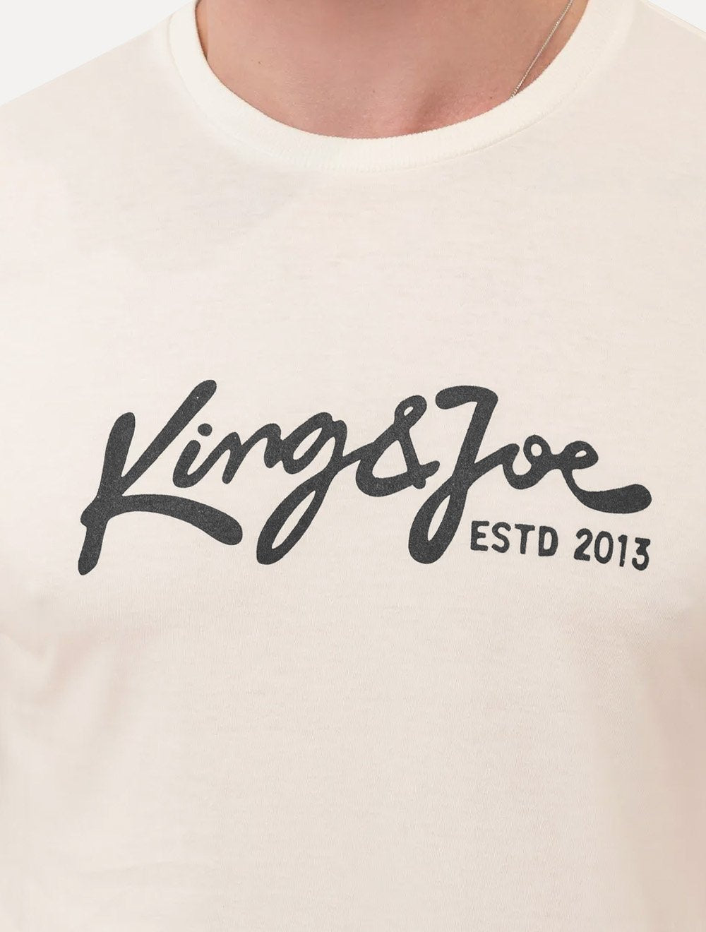 Camiseta King & Joe Masculina Signature Logomania Estd 2013 Off White