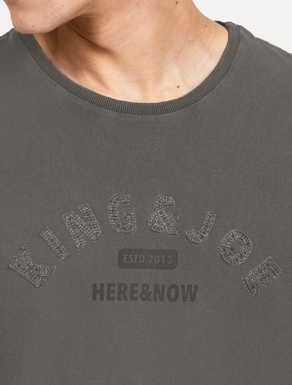 Camiseta King & Joe Masculina Estonada Bordado Estd 2013 Cinza