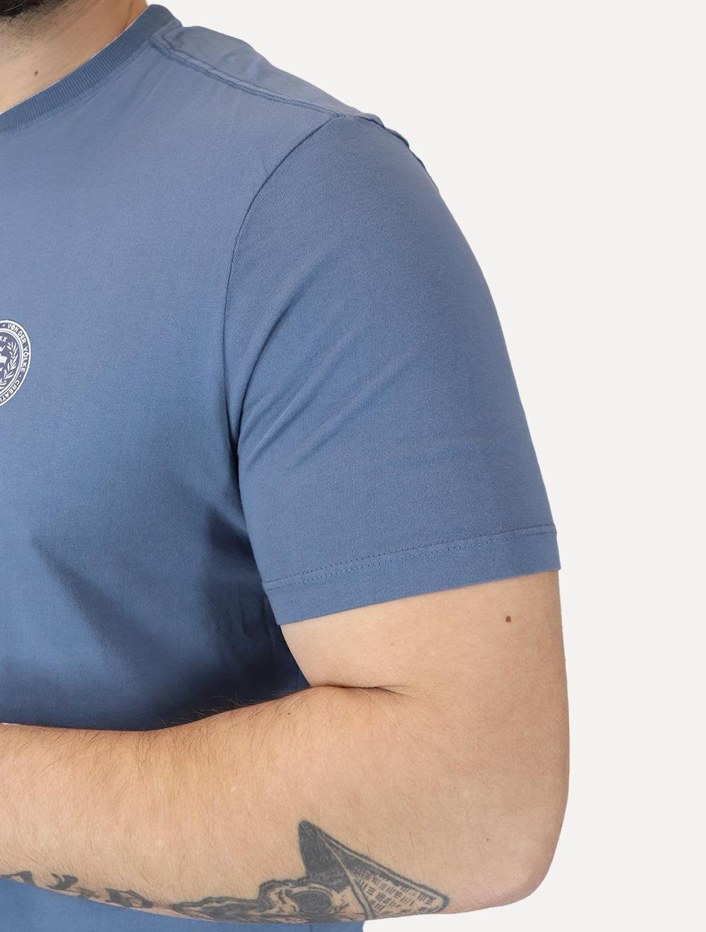 Camiseta Von der Volke Masculina Origineel Badge Lion Azul Médio