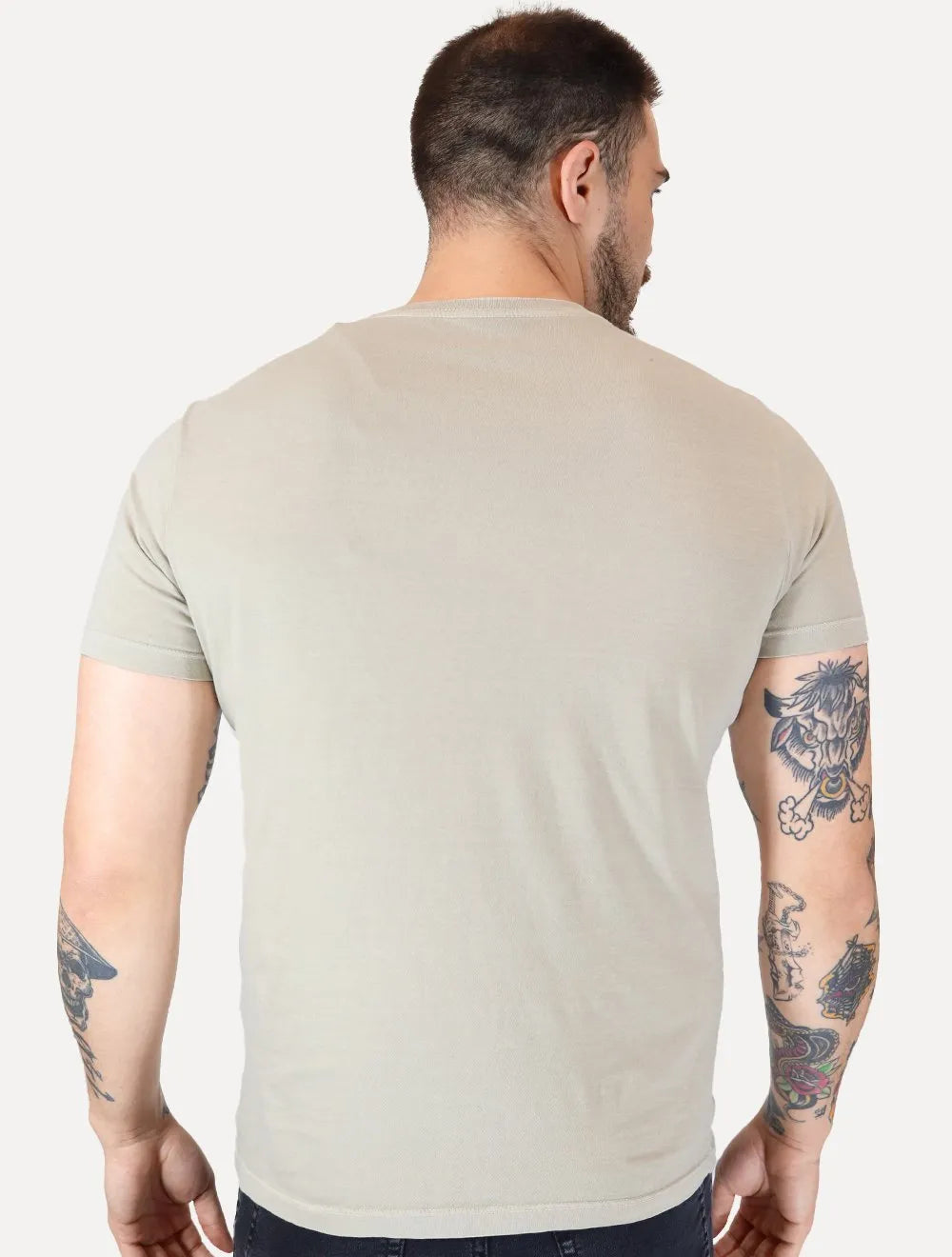 Camiseta Guess Masculina Rubber Est.1981 Stoned Cáqui Claro