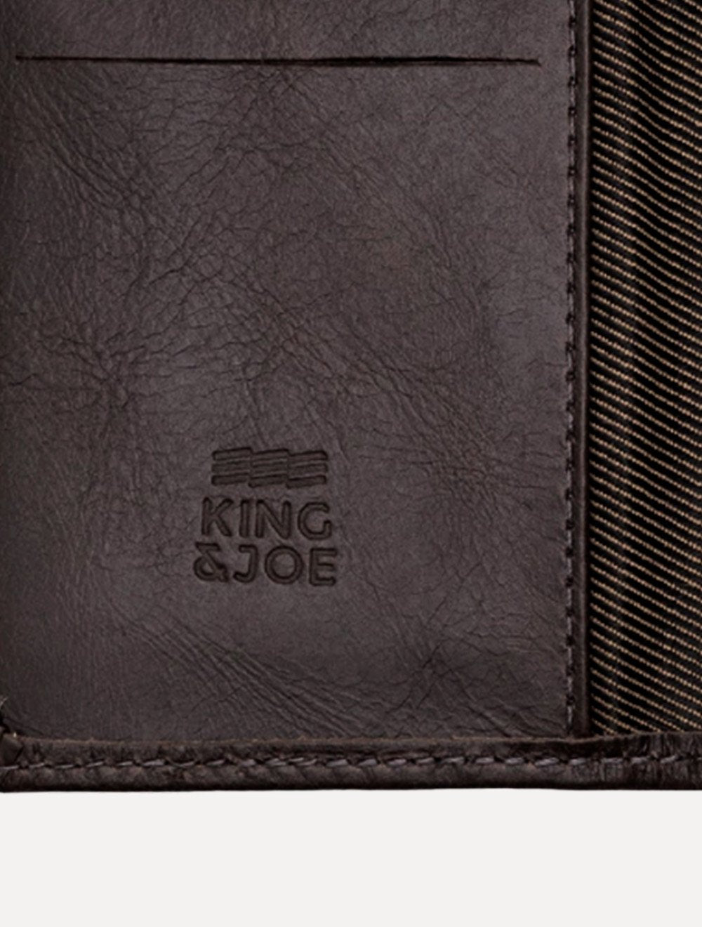 Carteira King & Joe Masculina Couro Vertical Rebite Logo Marrom Escuro