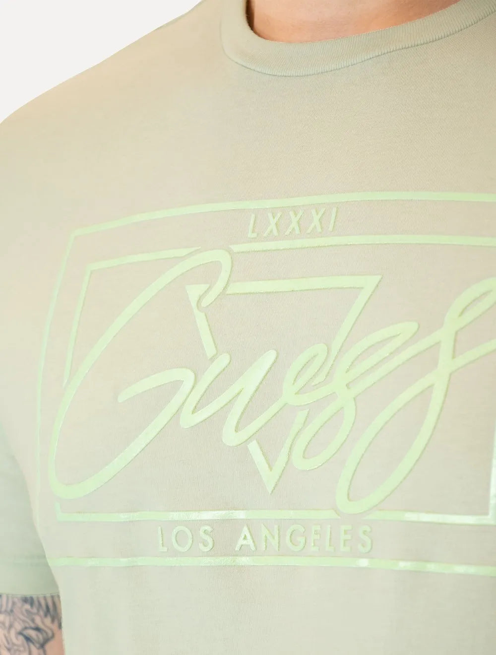 Camiseta Guess Masculina Los Angeles Cursive Relevo Verde Claro